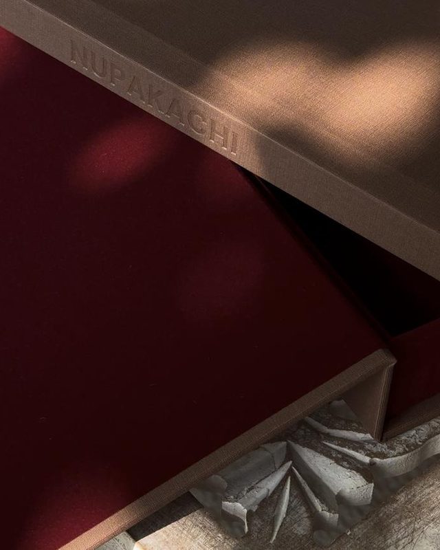 Hộp đựng album dập nổi tên Nupakachi, album cưới 25x30