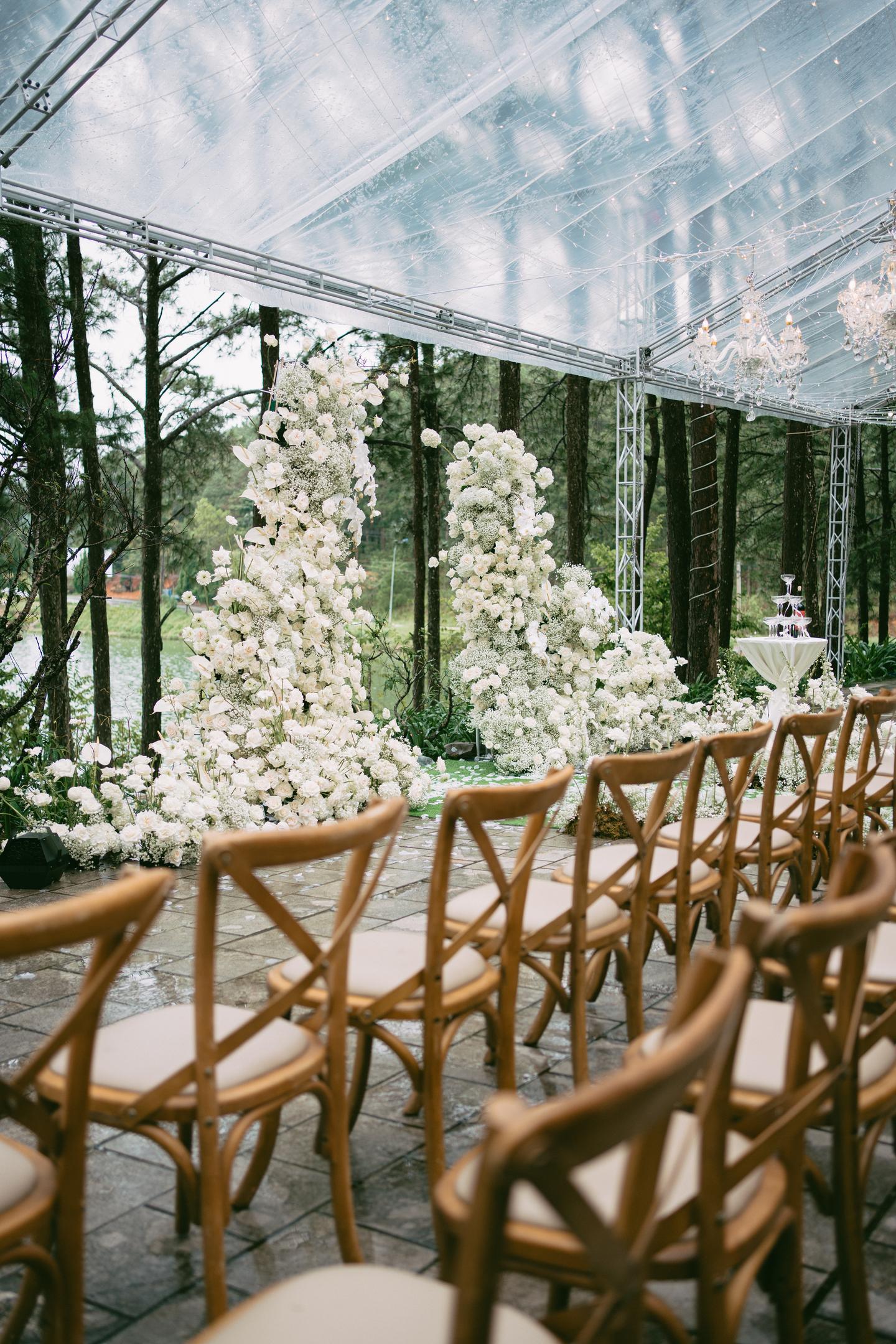 Cổng hoa trắng lễ cưới giữa rừng thông Đà Lạt, Nupakachi Wedding