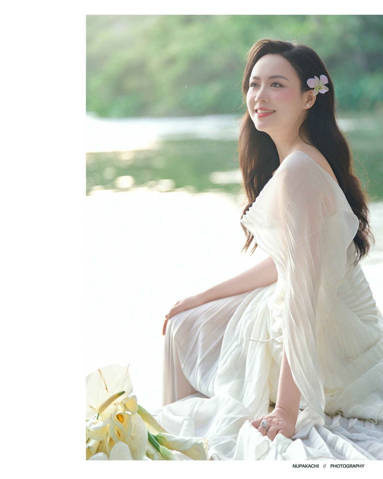 Cô dâu bên hồ trong váy trắng