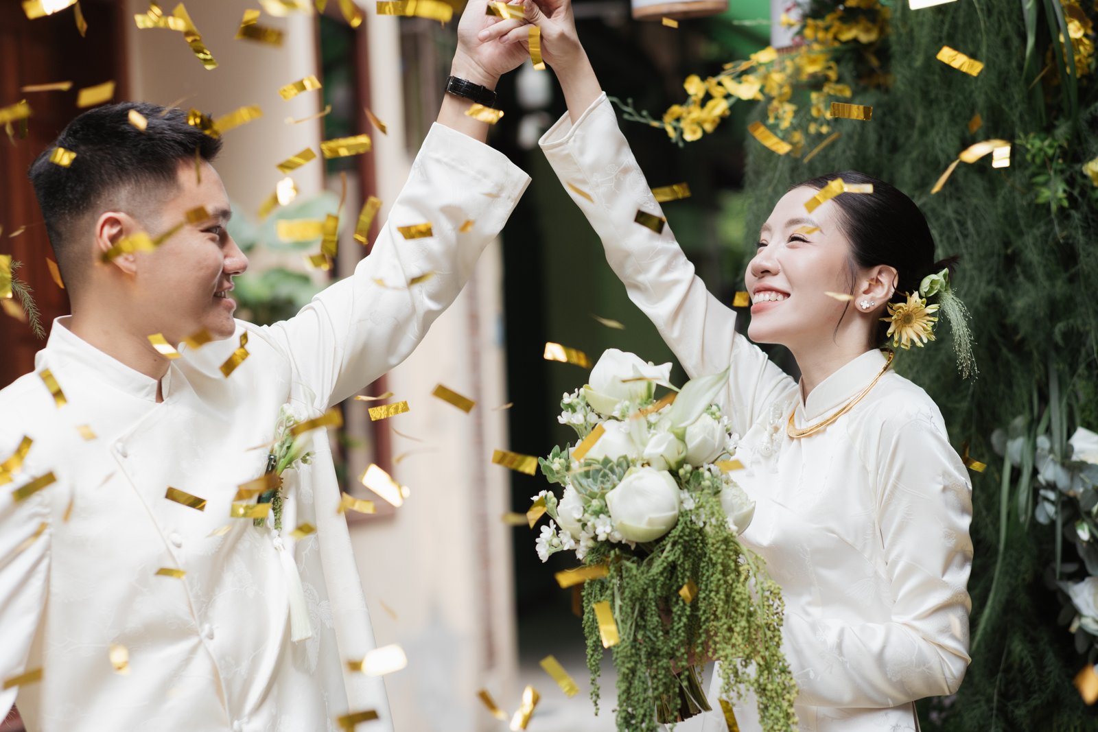 Tung pháo giấy vàng ngày cưới